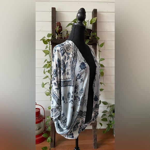 Kimchi Blue: 100% Rayon Blue Floral Mix Pattern Cardigan - Picture 9 of 17